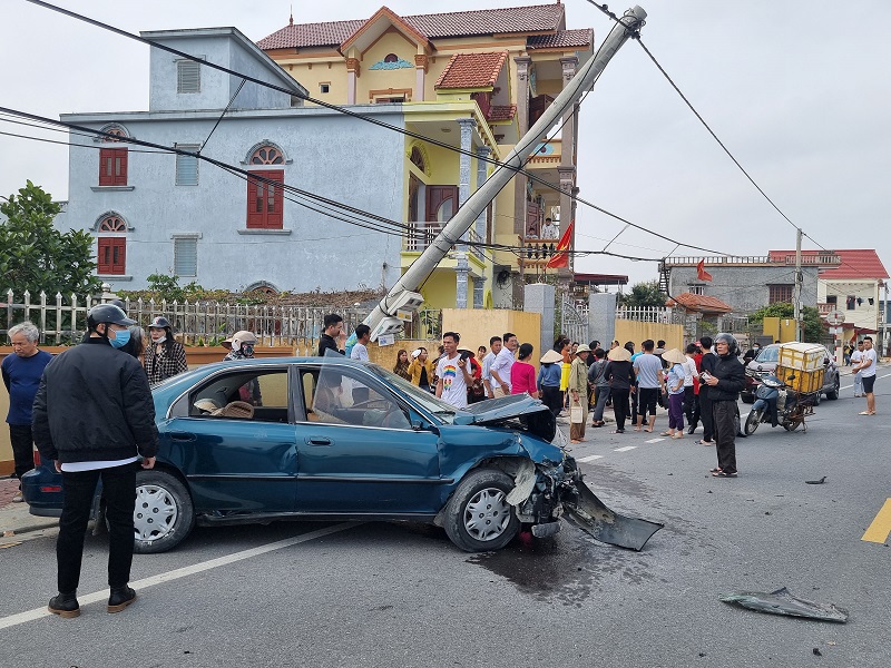 Xe ô tô biển xanh gây tai nạn đâm đổ cột điện - Ảnh 3