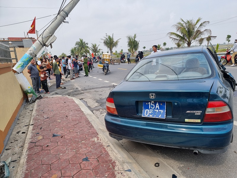 Xe ô tô biển xanh gây tai nạn đâm đổ cột điện - Ảnh 2
