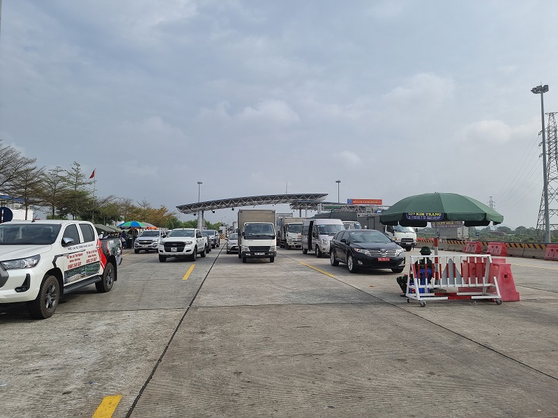 Nút giao cao tốc Hải Phòng - Hà Nội đoạn xuống QL38 tắc hàng giờ đồng hồ - Ảnh 1