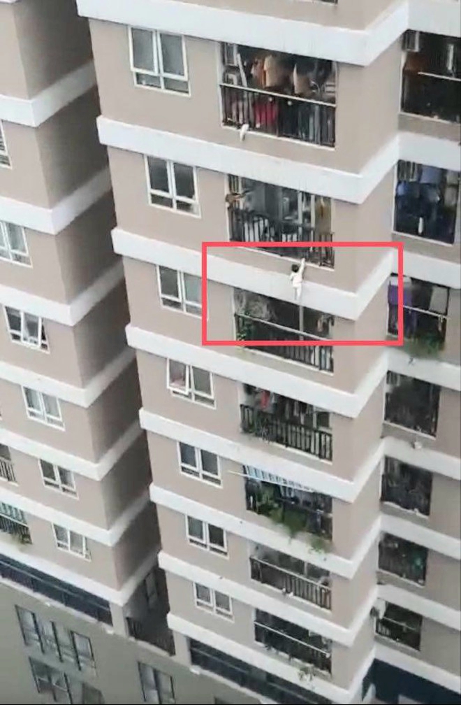 Hà Nội: Thót tim khi bé gái 3 tuổi trèo lan can rơi từ tầng 13 chung cư ở Thanh Xuân - Ảnh 1