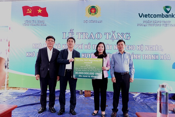 Vietcombank dành 30 tỷ đồng hỗ trợ xây nhà cho hộ nghèo, khó khăn tại huyện Mường Lát - Ảnh 1