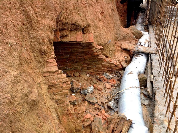 Hà Tĩnh: Thi công mương thoát nước, phát hiện ngôi mộ cổ hơn 1.300 năm tuổi - Ảnh 1