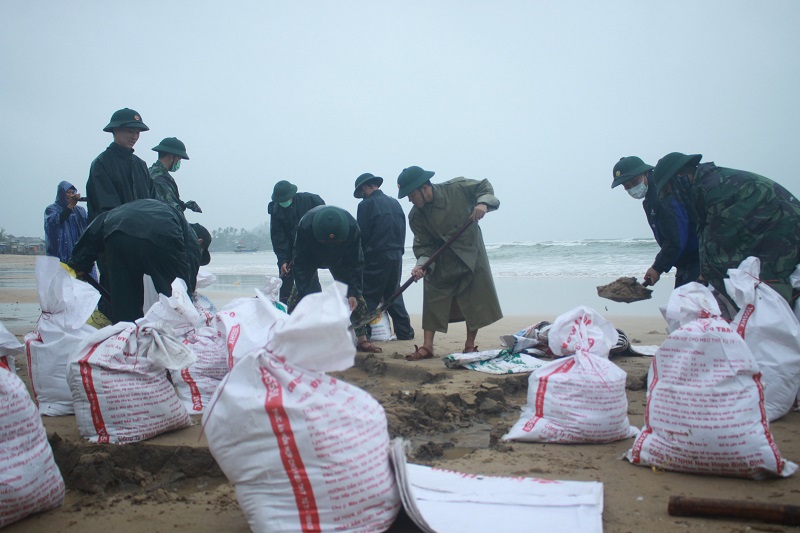 Quảng Ngãi: Bờ biển sạt lở nghiêm trọng, địa phương kiến nghị ban bố tình trạng khẩn cấp - Ảnh 4