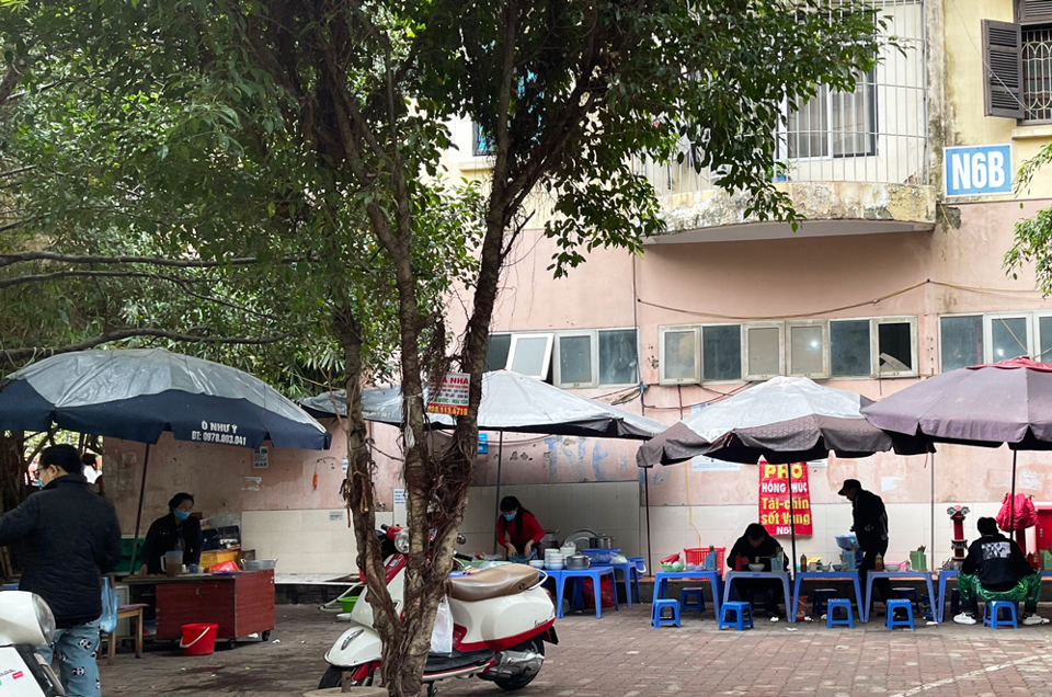 Hà Nội: Nhiều cửa hàng chưa khai Xuân, lác đác quán ăn đường phố, cà phê vẫn mở cửa - Ảnh 8
