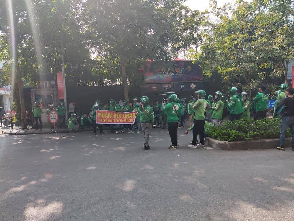 Hàng trăm tài xế GrabBike đình công, tắt app, "diễu hành" qua các tuyến phố ở Hà Nội - Ảnh 5