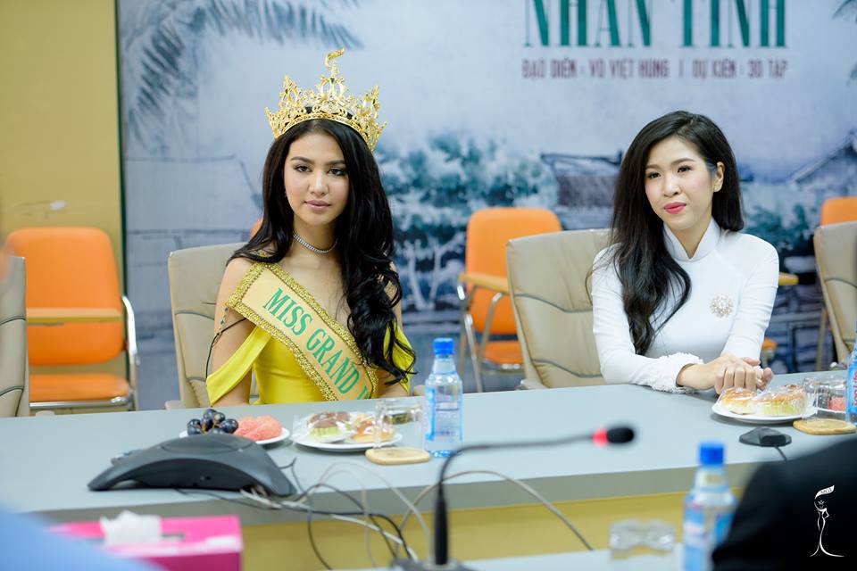 Hoa hậu Hòa bình Quốc tế 2016 duyên dáng trong áo dài Việt Nam - Ảnh 3