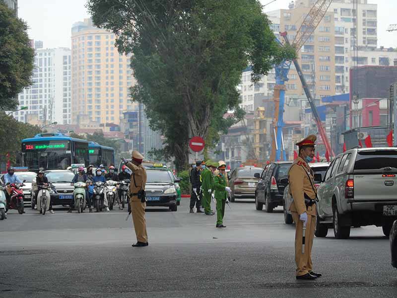 Lực lượng cảnh sát giao thông phân luồng, bảo đảm giao thông phục vụ Đại hội Đảng - Ảnh 4