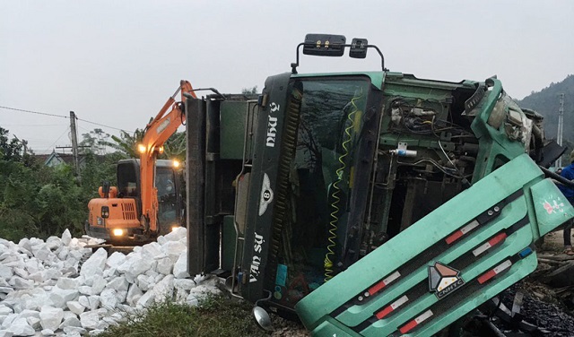 Tin tức tai nạn giao thông mới nhất hôm nay ngày 25/12: Xe tải chở đá trắng bị lật, đường sắt Bắc - Nam tê liệt - Ảnh 1