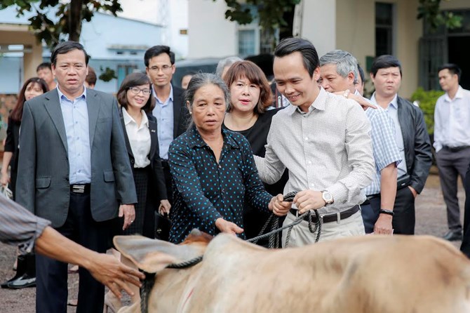Tập đoàn FLC trao tặng bê giống và sổ tiết kiệm cho người dân Bình Định - Ảnh 3