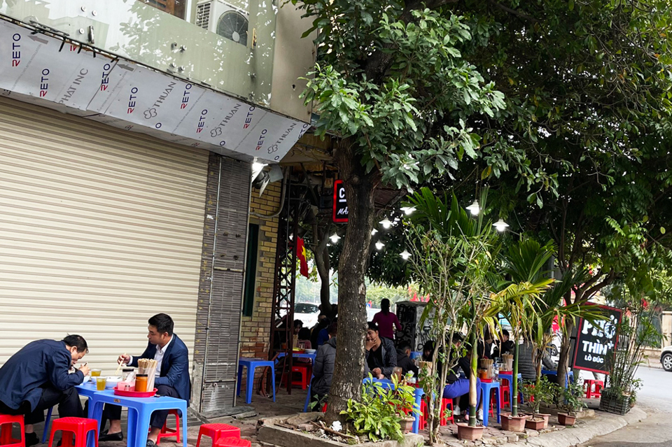 Hà Nội: Nhiều cửa hàng chưa khai Xuân, lác đác quán ăn đường phố, cà phê vẫn mở cửa - Ảnh 1