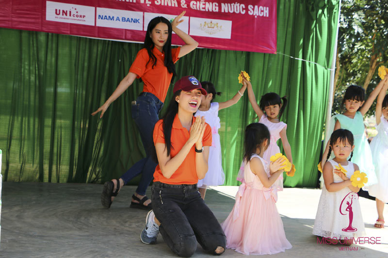 Hoa hậu Hoàn vũ Việt Nam cưỡi máy cày đi làm từ thiện - Ảnh 10