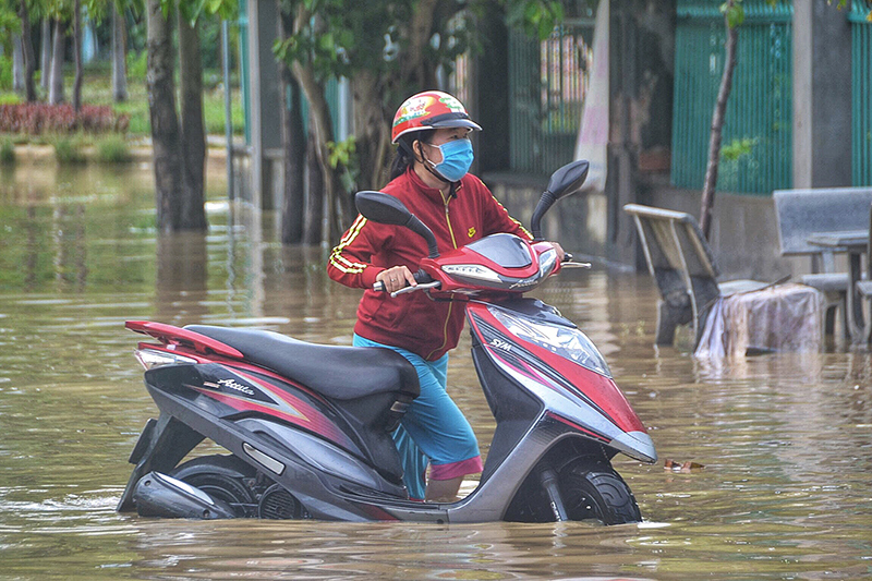 [Ảnh] Nhiều khu vực trong TP Quy Nhơn ngập lụt do nước nguồn đổ về - Ảnh 2