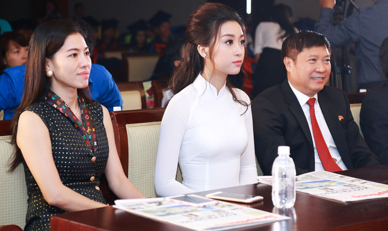 Hoa hậu Mỹ Linh khoe vẻ đẹp tinh khôi, dịu dàng - Ảnh 7