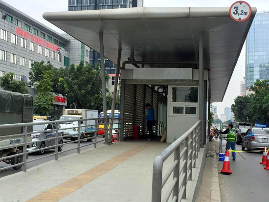 Cận cảnh dàn xe buýt BRT tập kết tại Bến xe Yên Nghĩa - Ảnh 1