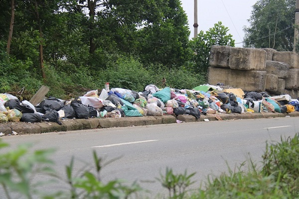 Hà Tĩnh: Hành lang đường mòn Hồ Chí Minh đang trở thành bãi rác - Ảnh 9