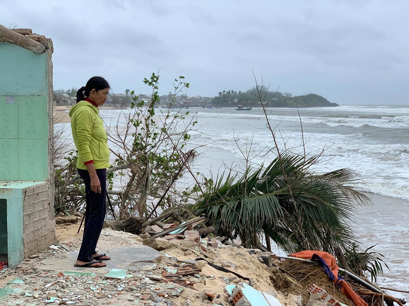 Quảng Ngãi: Bờ biển sạt lở nghiêm trọng, địa phương kiến nghị ban bố tình trạng khẩn cấp - Ảnh 1