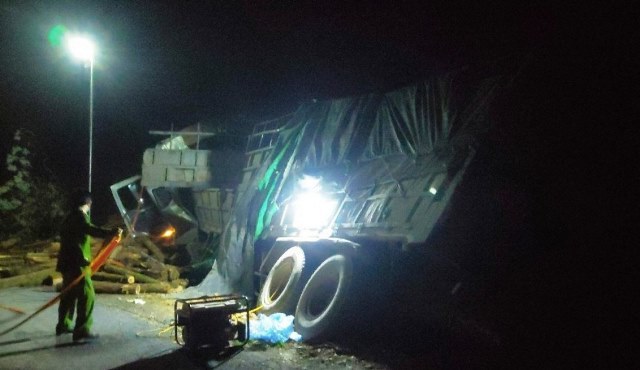 Thông tin mới nhất vụ xe tải chở keo đâm vào vách núi khiến 7 người tử vong - Ảnh 1