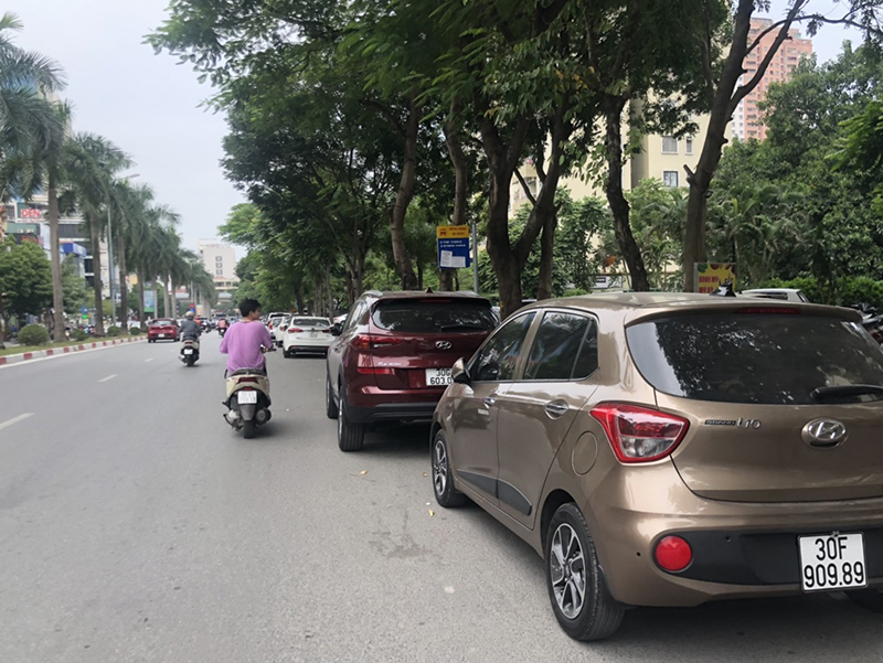 Ô tô dừng đỗ tràn lan tại đường Nguyễn Khuyến, quận Hà Đông - Ảnh 3