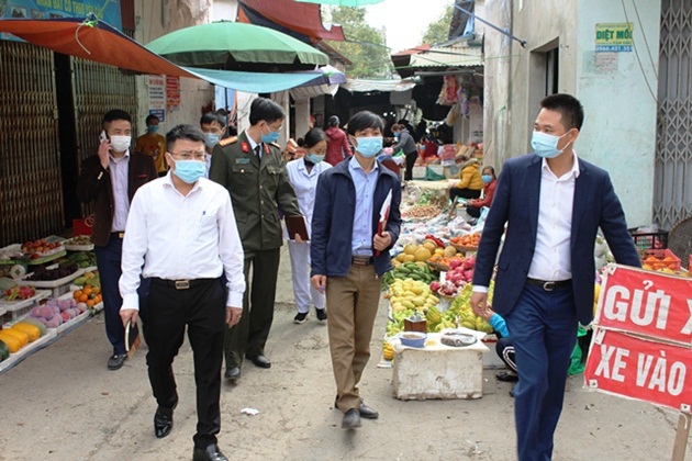 Huyện Phú Xuyên: Xử phạt 9 trường hợp không đeo khẩu trang nơi công cộng - Ảnh 1