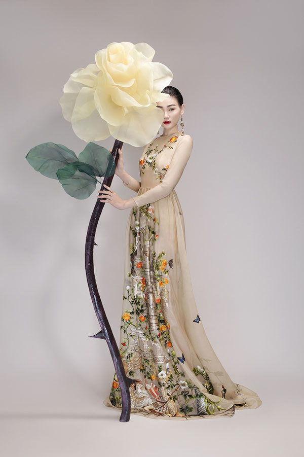 Đại diện Việt Nam tại Asia’s next top model “lột xác” bên hoa khổng lồ - Ảnh 1