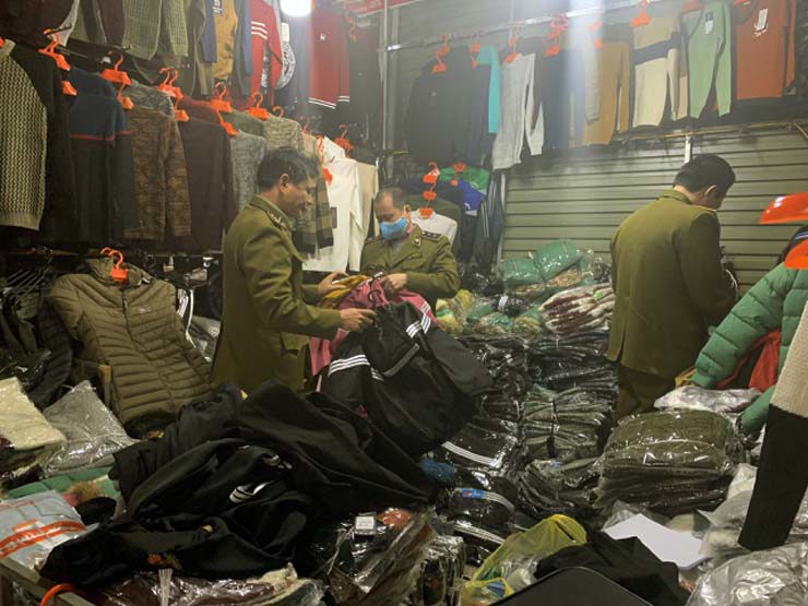 Thu giữ gần 3.000 sản phẩm nhái các thương hiệu nổi tiếng tại chợ Ninh Hiệp - Ảnh 2