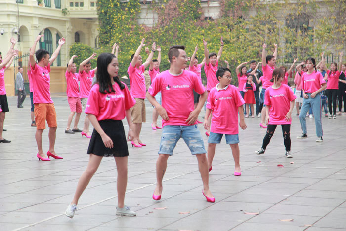 Bố con Hoàng Bách đi giày cao gót hồng, nhảy flashmob - Ảnh 2