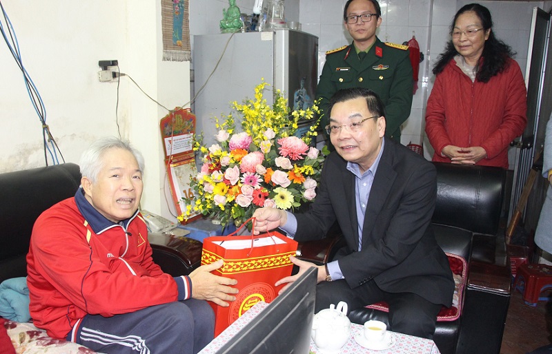 Chủ tịch UBND TP Hà Nội Chu Ngọc Anh thăm, tặng quà Tết gia đình chính sách quận Đống Đa - Ảnh 3