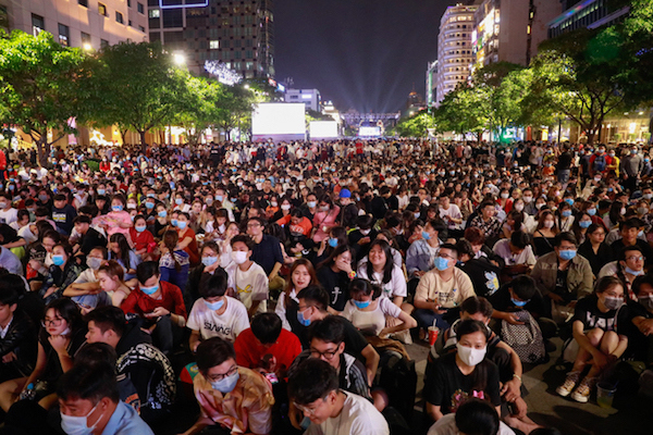 TP Hồ Chí Minh: Người dân đổ ra đường xem pháo hoa, chào đón năm mới 2021 - Ảnh 5