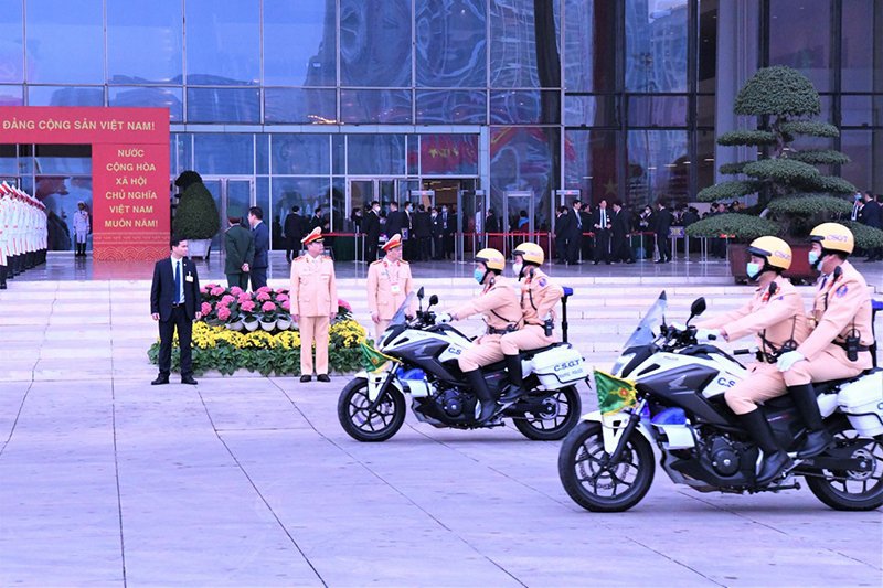 Lực lượng cảnh sát giao thông phân luồng, bảo đảm giao thông phục vụ Đại hội Đảng - Ảnh 8