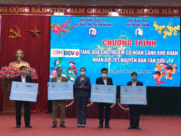 Hà Nội tặng quà Tết Nguyên đán Tân Sửu cho 182 trẻ em có hoàn cảnh khó khăn - Ảnh 1