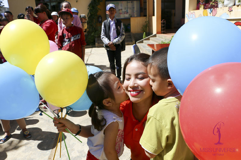 Hoa hậu Hoàn vũ Việt Nam cưỡi máy cày đi làm từ thiện - Ảnh 7