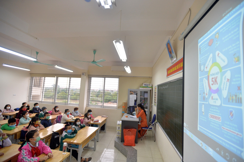 Hà Nội: Ngày đầu trở lại trường của học sinh sau kỳ nghỉ dài 30 ngày - Ảnh 12