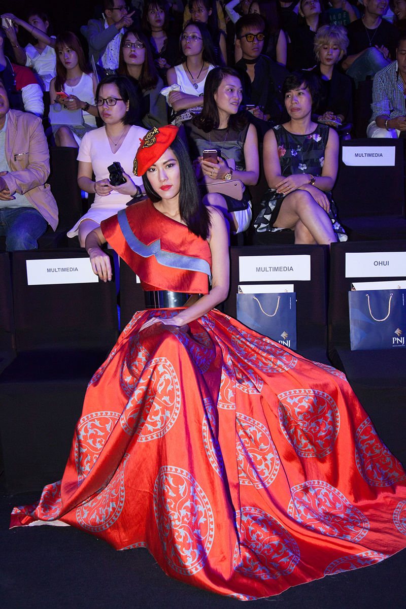 Hoa hậu hoàn vũ Singapore mặc lại váy của Thanh Hằng - Ảnh 2