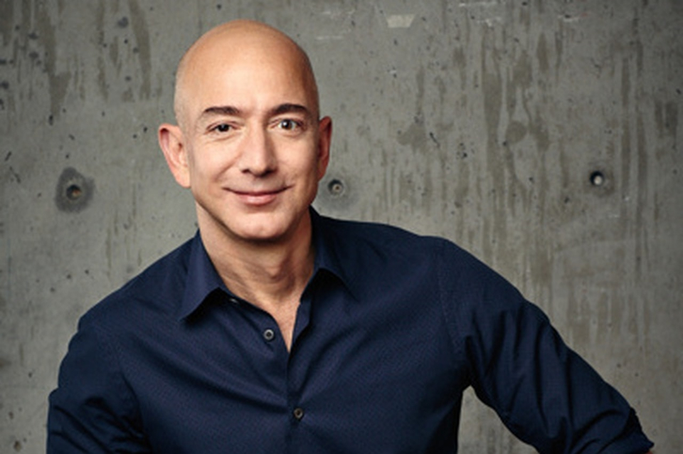 Tỷ phú Bezos bất ngờ từ chức CEO Amazon - Ảnh 1