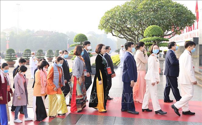 Đại biểu dự Đại hội Thi đua yêu nước vào Lăng viếng Chủ tịch Hồ Chí Minh - Ảnh 6