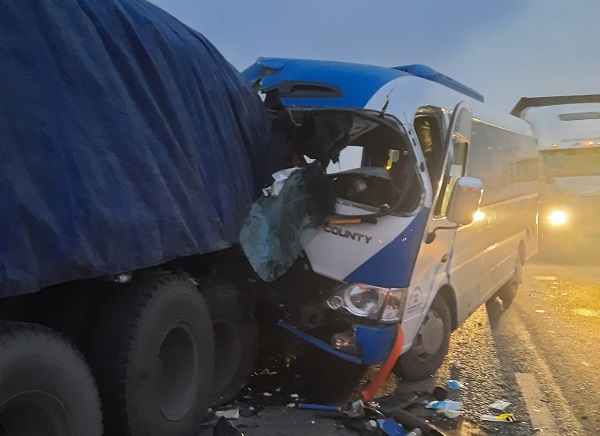 Nghệ An: Tai nạn giao thông nghiêm trọng khiến nhiều người thương vong - Ảnh 1