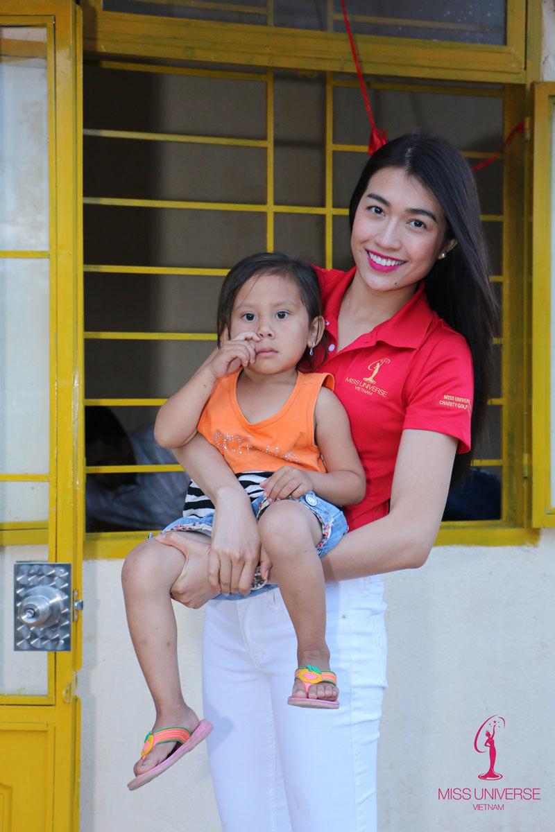 Hoa hậu Hoàn vũ Việt Nam cưỡi máy cày đi làm từ thiện - Ảnh 5