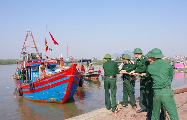 Hà Tĩnh: Khẩn trương di dời hơn 17.000 người dân đến nơi an toàn trước bão số 13 - Ảnh 1