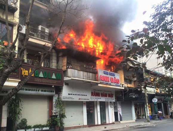 Hà Nội: Cháy nhà trên phố Bát Đàn, một người tử vong - Ảnh 1