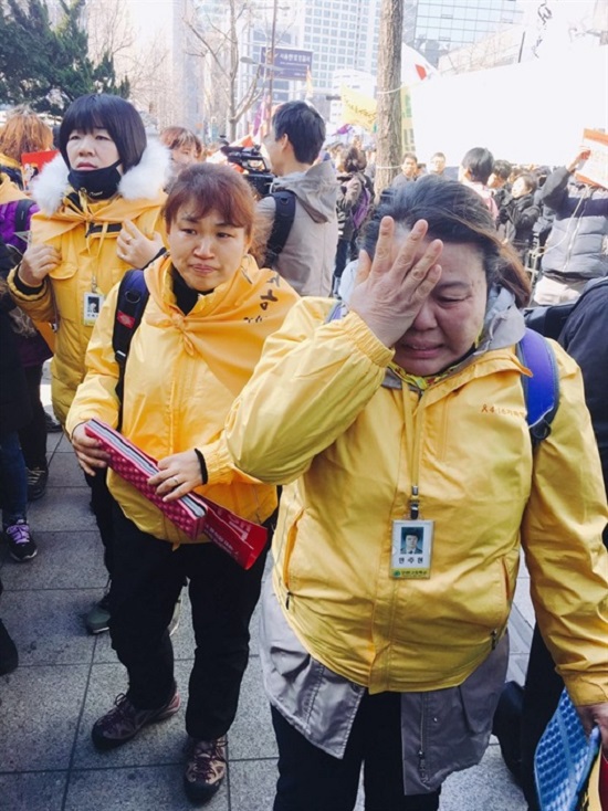Tổng thống Hàn Quốc bị phế truất, kẻ khóc, người ăn mừng - Ảnh 9