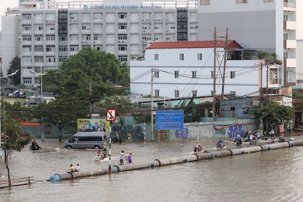 TP Hồ Chí Minh: Triều cường đạt đỉnh, người dân "vật lộn" trong biển nước - Ảnh 2