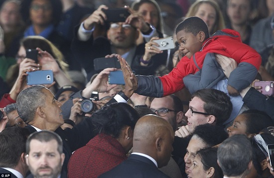 Người dân rơi nước mắt tạm biệt cựu Tổng thống Obama - Ảnh 7