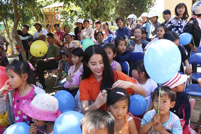 Hoa hậu Hoàn vũ Việt Nam cưỡi máy cày đi làm từ thiện - Ảnh 8