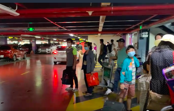TP Hồ Chí Minh chính thức lên tiếng về việc phân làn đón khách ở sân bay Tân Sơn Nhất - Ảnh 5