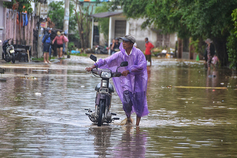 [Ảnh] Nhiều khu vực trong TP Quy Nhơn ngập lụt do nước nguồn đổ về - Ảnh 3