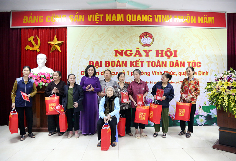 Đồng chí Ngô Thị Thanh Hằng dự Ngày hội Đại đoàn kết toàn dân tộc tại quận Ba Đình - Ảnh 2