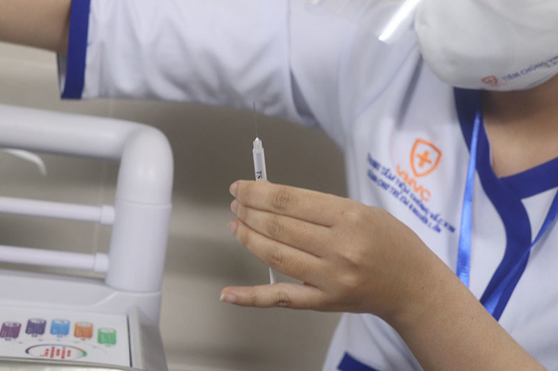 Việt Nam đã tiêm vaccine Covid-19 cho 1.600 trường hợp: Chưa ghi nhận hiện tượng đông máu sau tiêm - Ảnh 1
