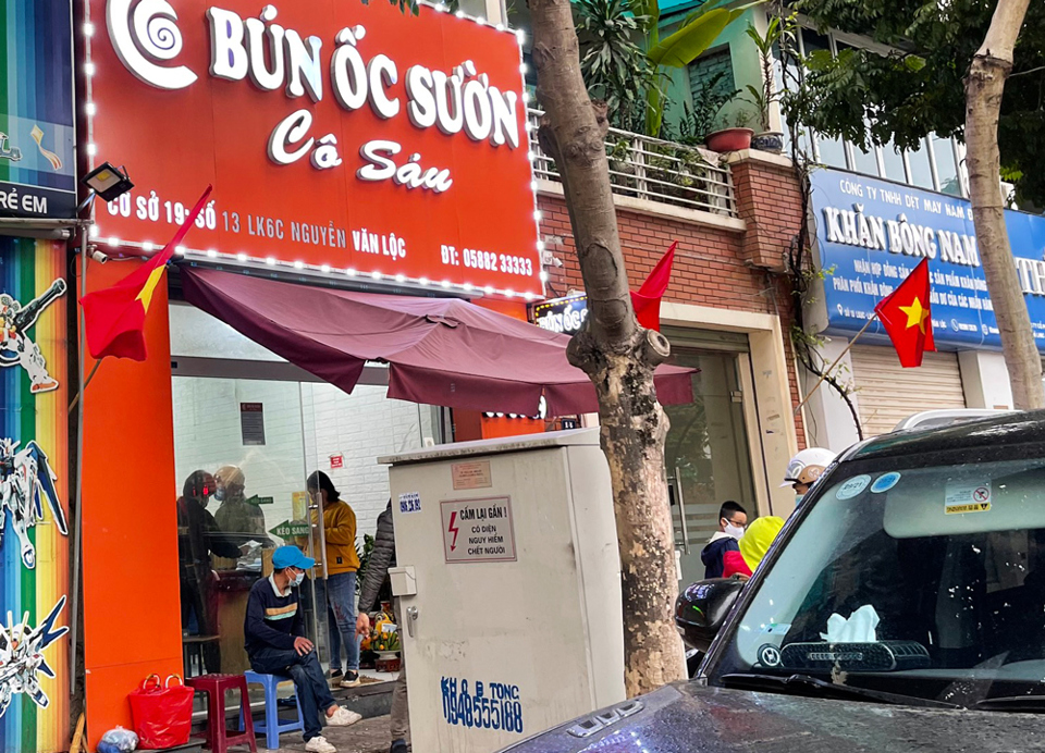 Hà Nội: Nhiều cửa hàng chưa khai Xuân, lác đác quán ăn đường phố, cà phê vẫn mở cửa - Ảnh 7