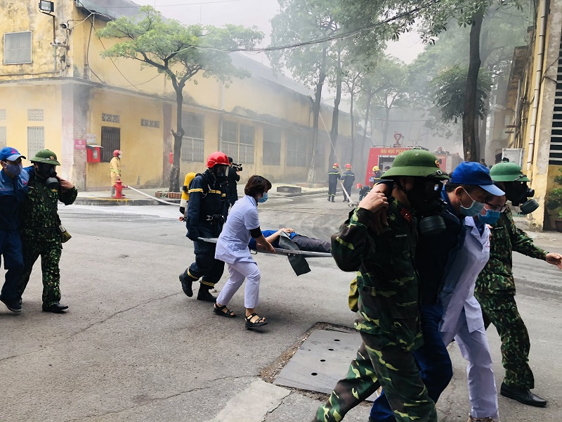 Hà Nội: Cứu nhiều người mắc kẹt trong đám cháy giả định tại Công ty Cổ phần Cao su Sao vàng - Ảnh 4