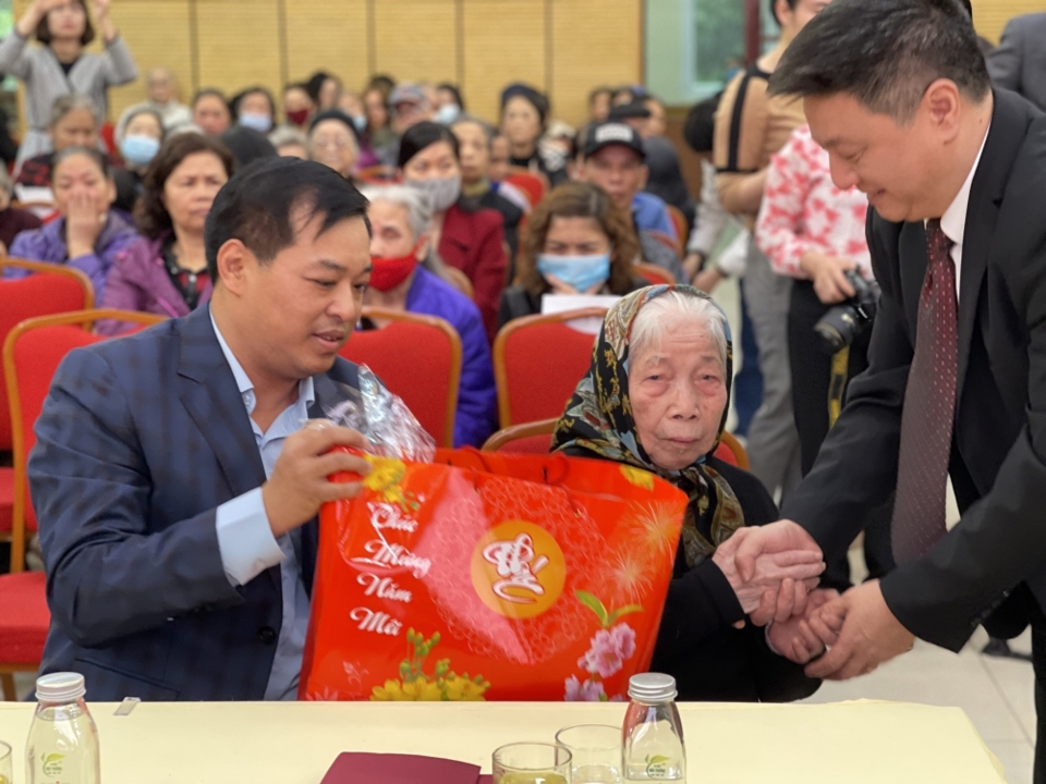 Quận Hoàn Kiếm tặng quà gia đình chính sách, hoàn cảnh khó khăn dịp Tết Nguyên đán 2021 - Ảnh 1